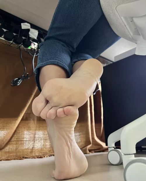 I work, you worship my feet 💕