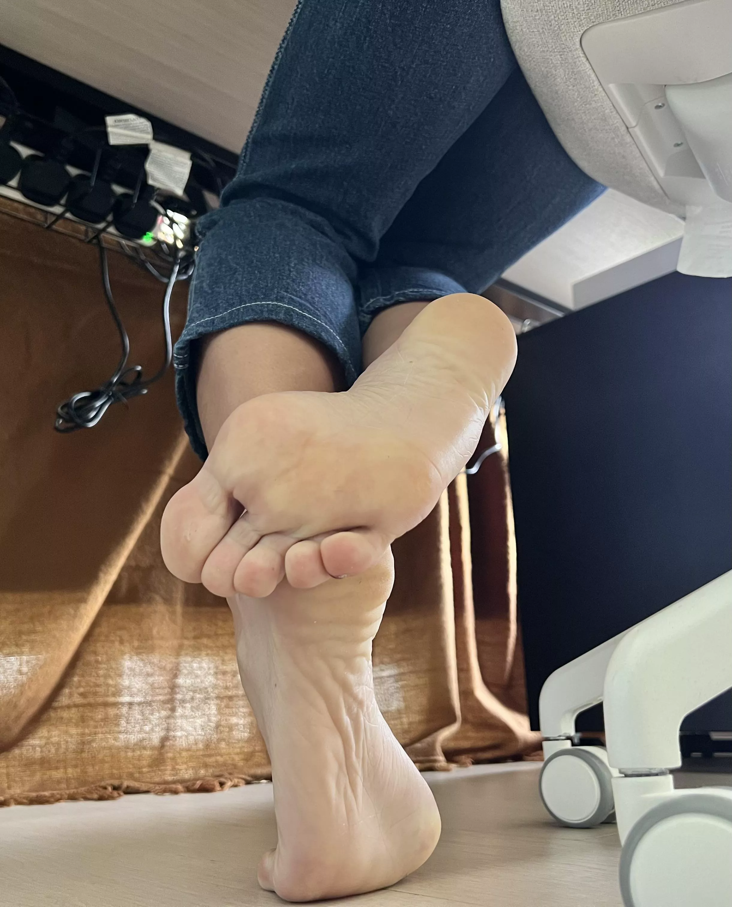 I work, you worship my feet 💕