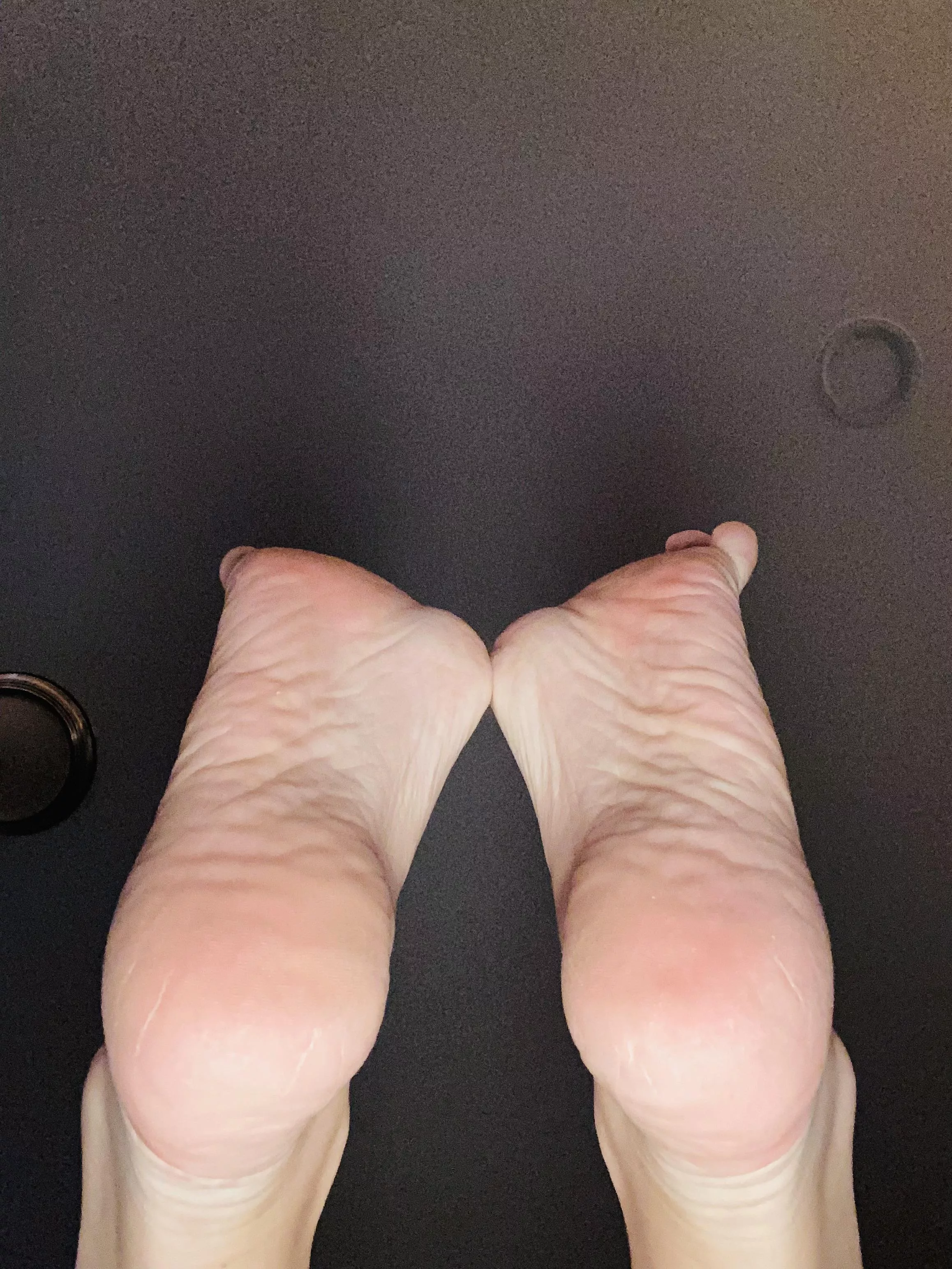 I would love to hear your dirtiest fetish’s to see if they turn me on. Dm me maybe we can chat 😈