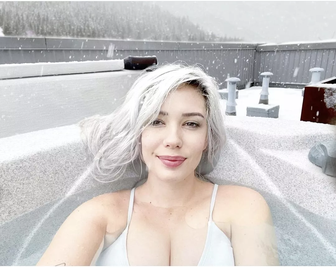 I'd love to keep Alanah Pearce warm in that hottub! I'd love to keep Alanah Pearce warm in that hottub!