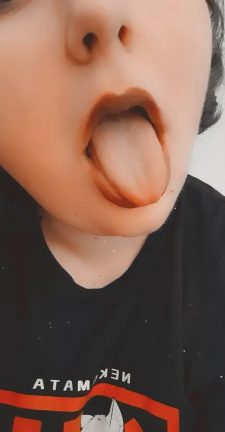 I'd love to make a lipstick ring around your cock 💋💕 I'd love to make a lipstick ring around your cock 💋💕