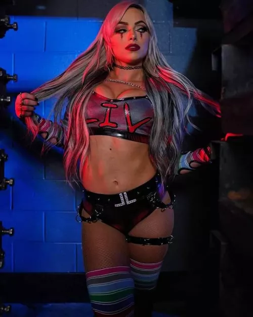 I'd worship every inch of Liv😍😍
