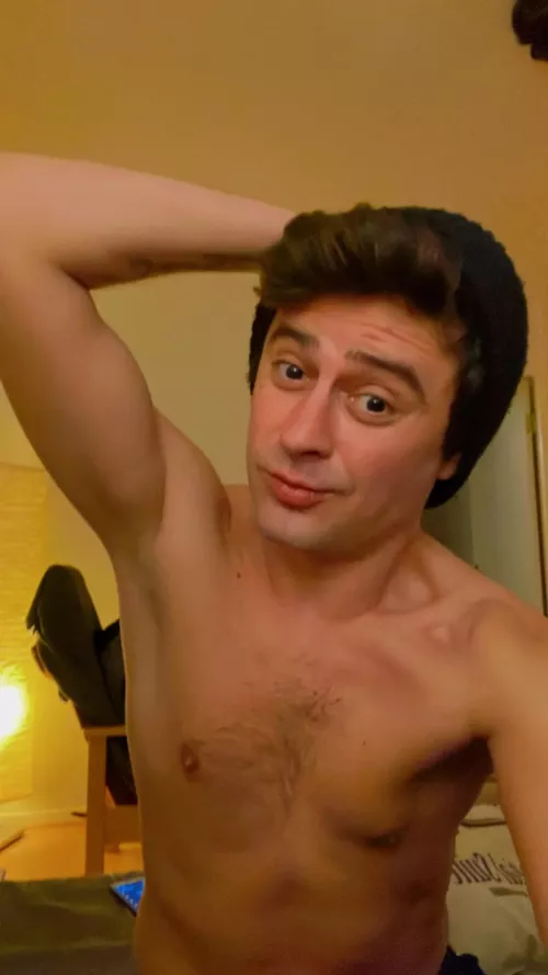 If anyone is missing a shirtless nerd with a beanie on the head, I know one! 🙆🏻‍♂️👻