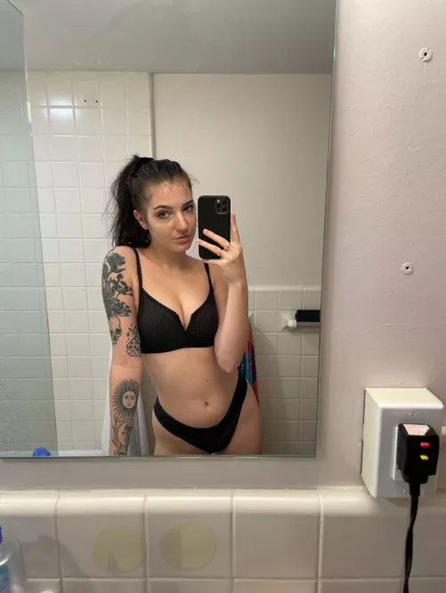 If atleast one guy likes my tattoo I will celebrate and fuck myself :)