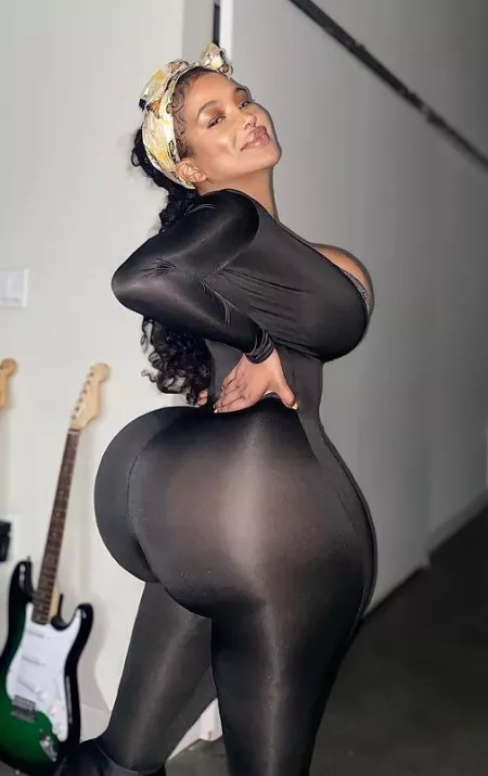 If I could wish for one fake booty girl to do hardcore, it’d be her (R4YCH13L) If I could wish for one fake booty girl to do hardcore, it’d be her (R4YCH13L)