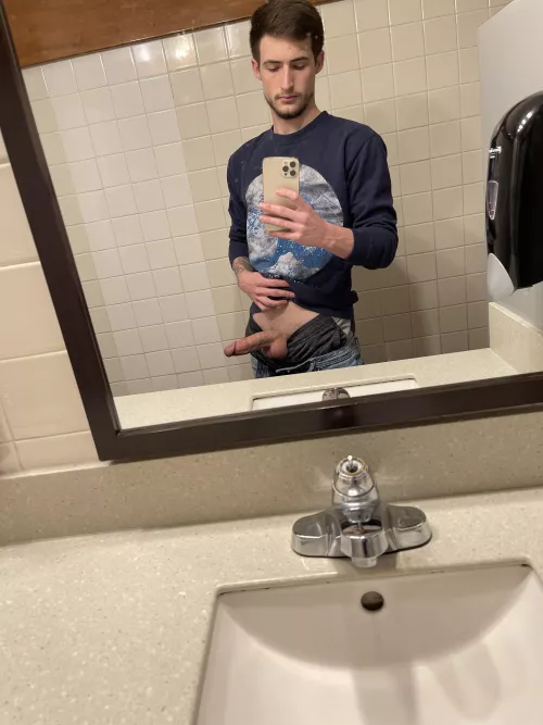 If I took my dick out in IHOP and you walked in. Would you suck me or fuck me?😏