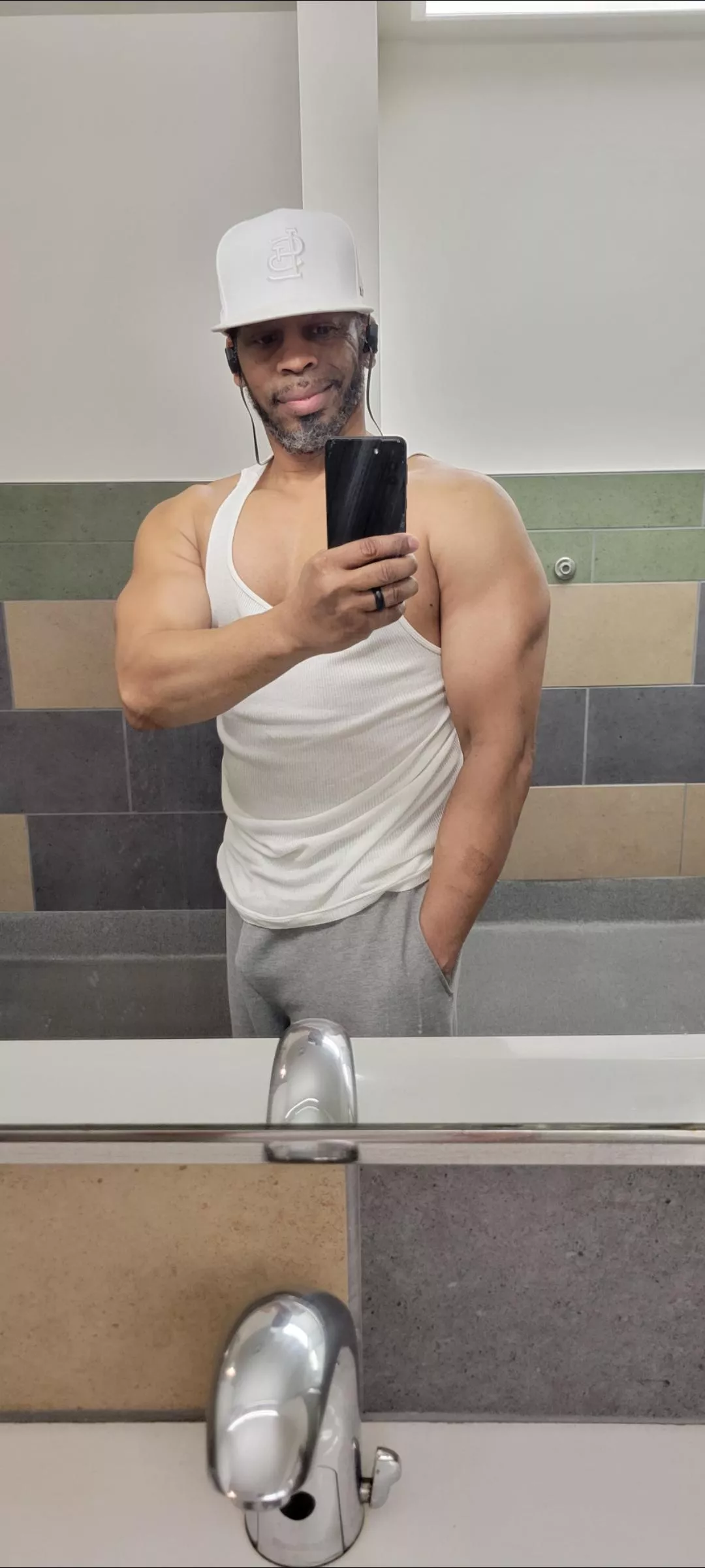 If I was bulging at the gym like this, would you stare?