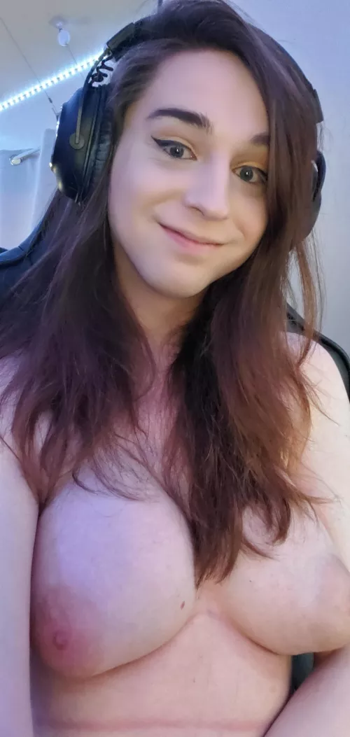 If I was your gamer girl, would I be under your desk or would you? π If I was your gamer girl, would I be under your desk or would you? π