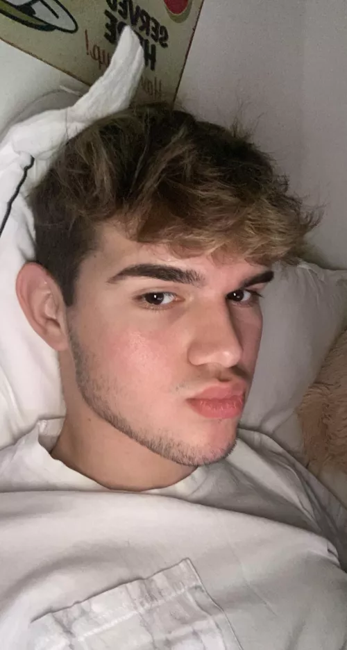 if it wasn't for the love and support I received online years ago, I probably wouldn't be here today. I'm so happy that the lgbtq+ community and its empowerment has allowed me to find and love my true self <3