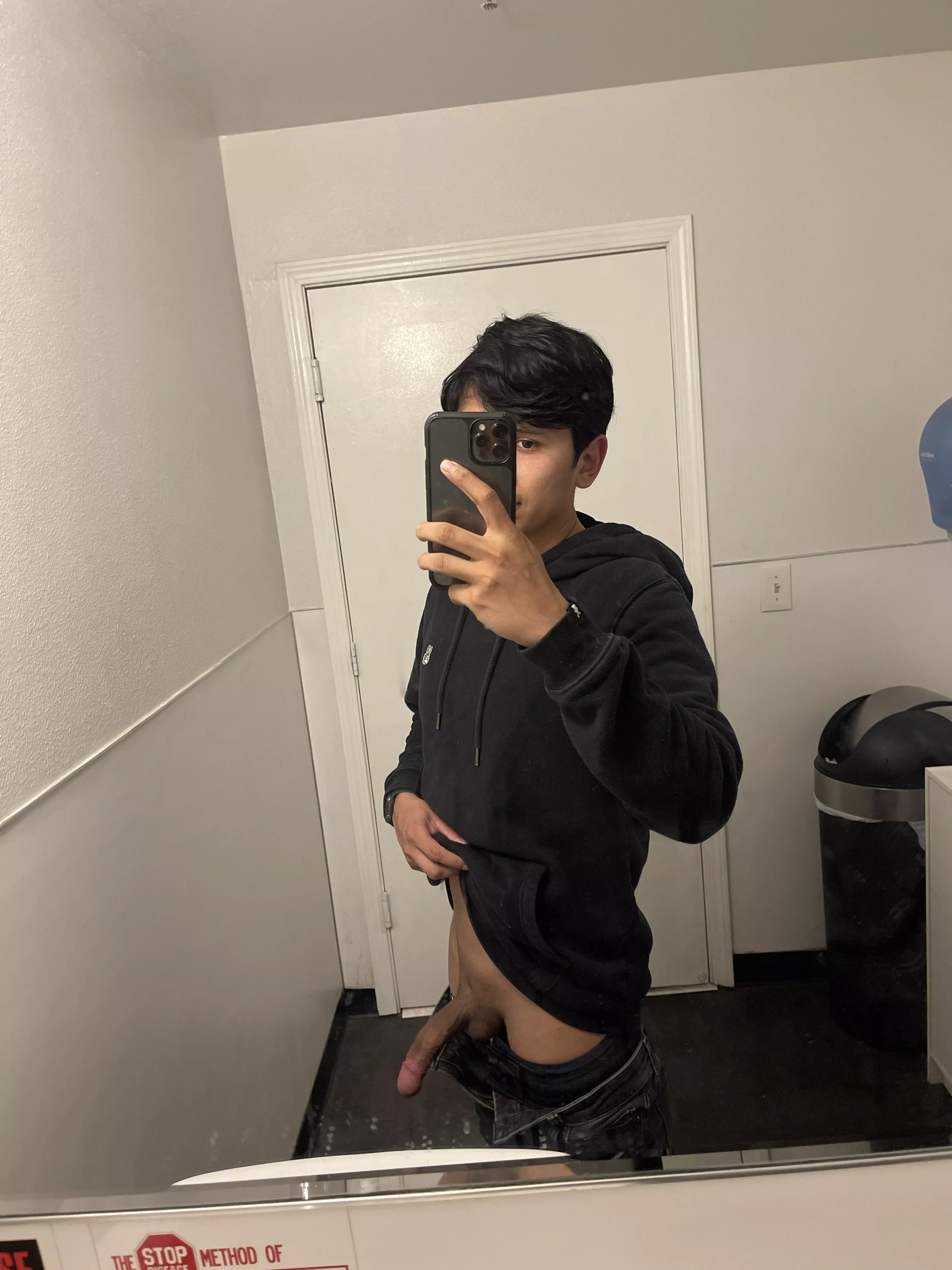 If theres a mirror im pulling my dick out 🤷🏽‍♂️