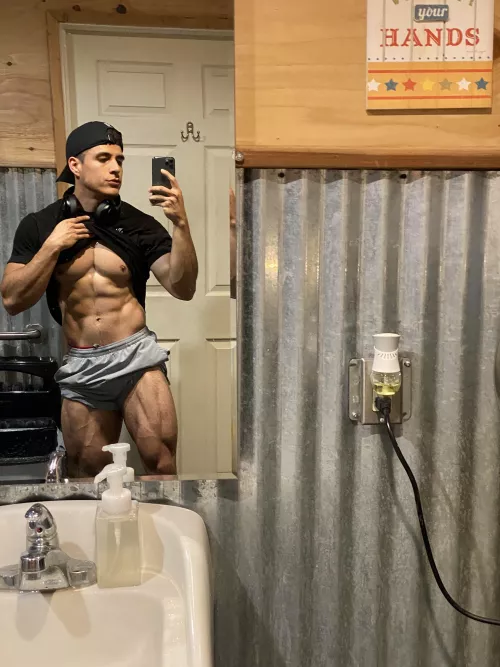 If you see me at the gym don’t be shy and ask me for help. Maybe you’ll end up in the bathroom with me 😏