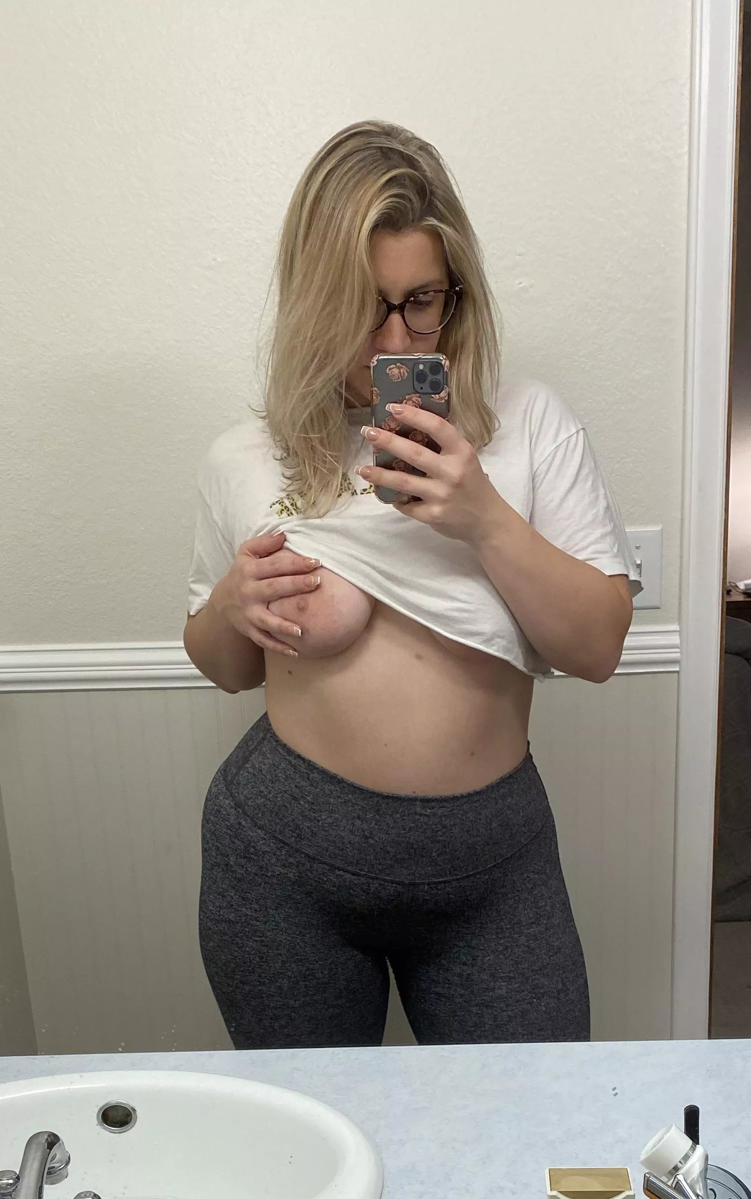 If you were at the bar with me I would let you reach up under my shirt 😏