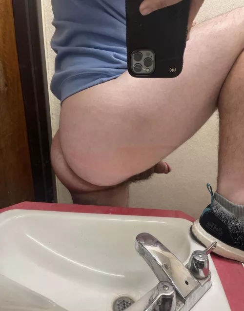 I’ll drop this for all you daddies to finish on (or in).. 19 year old horny and ready to play ;)