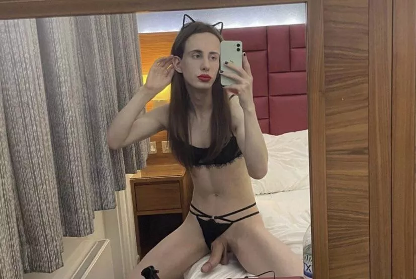 I’ll feminise you with my cock 🤤🍌