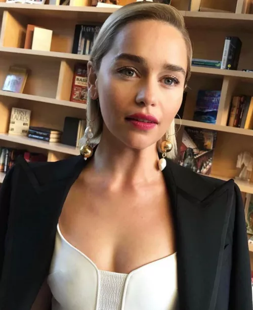 I’ll obey any command goddess Emilia gives me without question