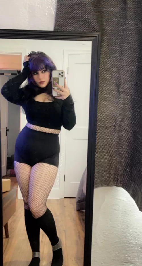 I’m a 4’11 DnD nerd addicted to iced mochas and can’t stfu about Disco Elysium or the Kessler Syndrome. Do you think we’d get along? 😅