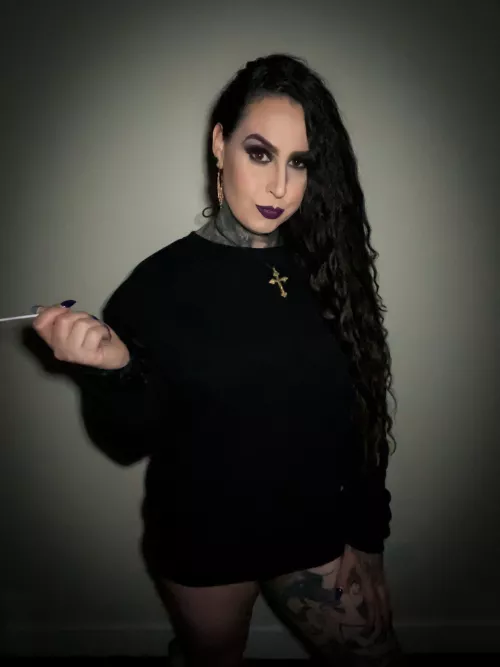 I’m actually 6’4 sometimes the camera makes me look small. There’s only 1 small thing about me but that’s tucked away 💋🍭