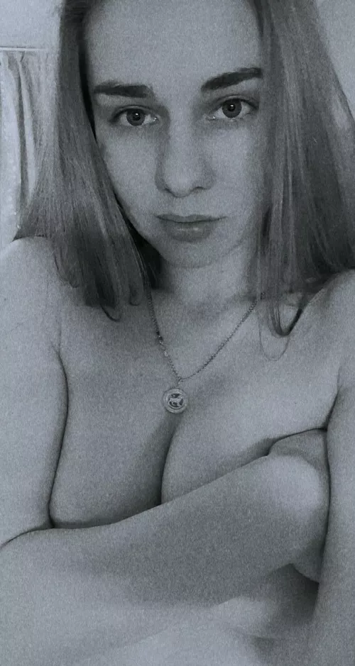 I'm all eager, I want to see your cock, I crave your naked body! 🍌😋 Want to fuck me? 💥 Link to my OF below