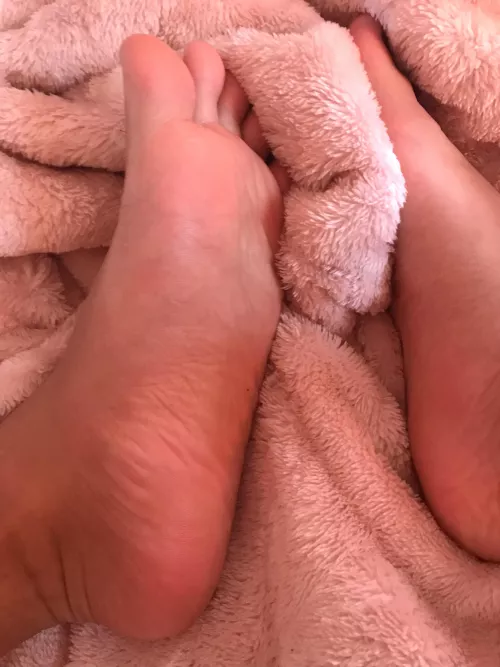 I’m asian boy, have 20y, my first post here. Lick my feet ?🦶🏻👅