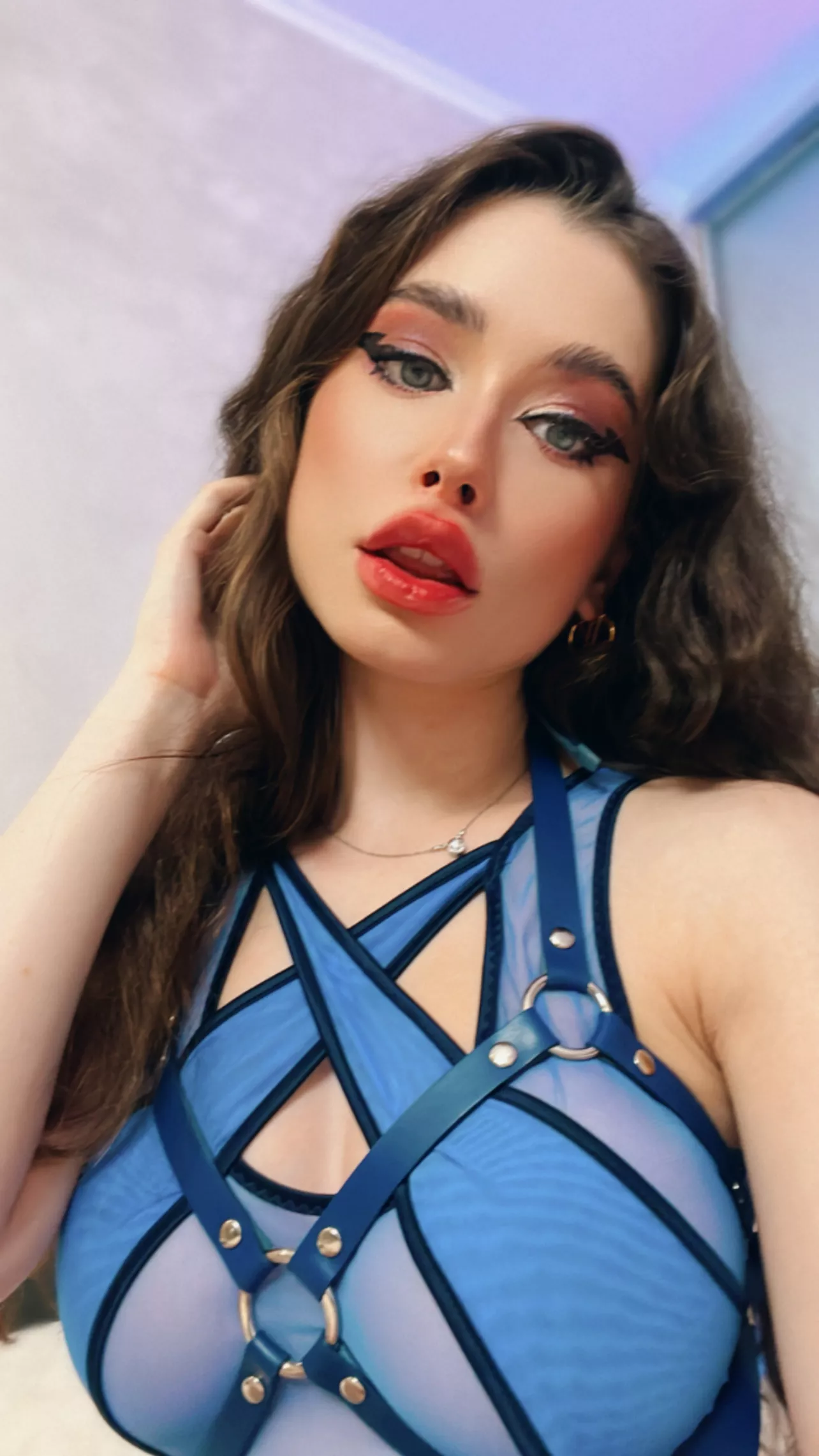 im available for VIDEOCALL, SEXTING or CUSTOM DM ME NOW🥰
