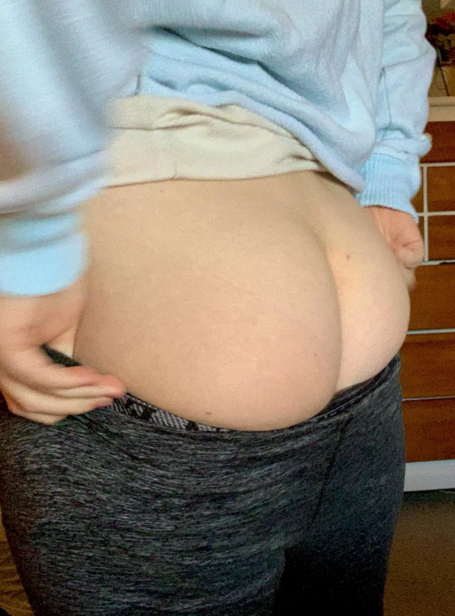 i’m having such a hard time getting these leggings on!! a little help, please?? 😈