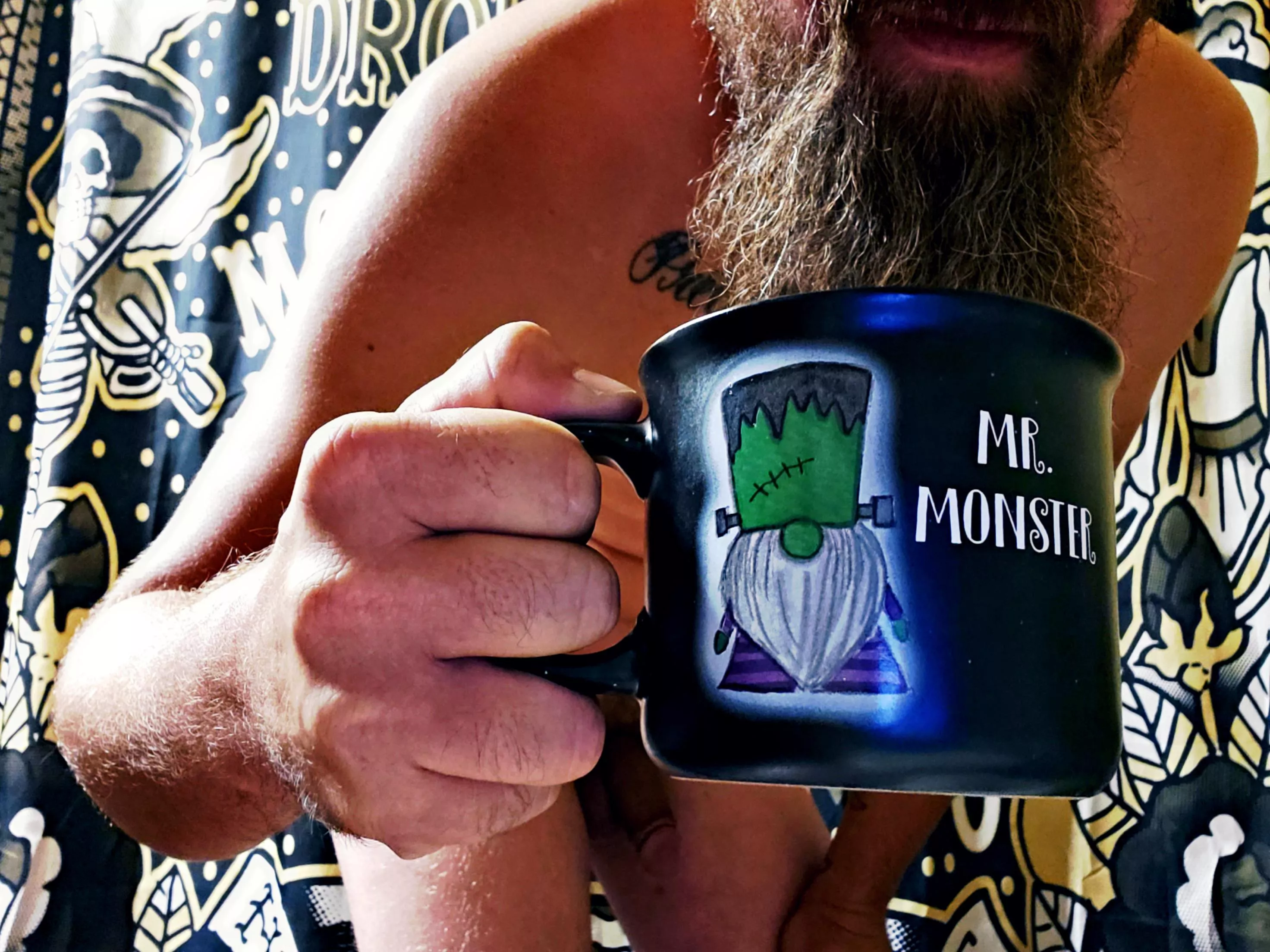 I'm in Halloween mode all year round, but now I don't feel out of place posting with my spooky mugs 😁 (M)