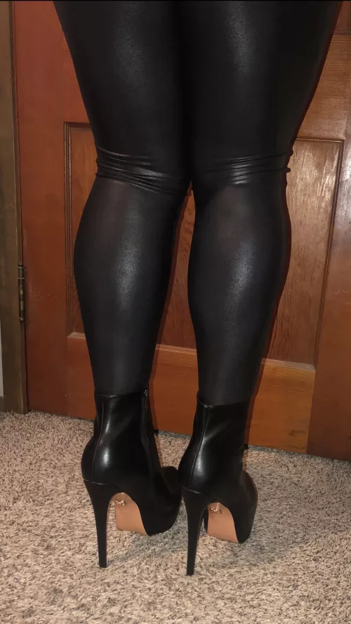 Iβm in love with these boots and leggings.