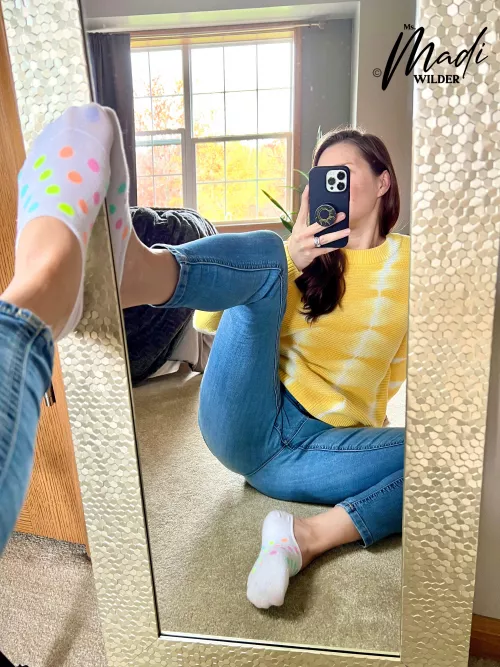 i’m in the perfect position for you to eat my pussy and rub my foot at the same time