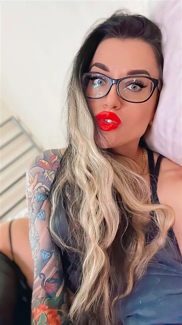 I’m Julia. Fetish friendly, sexting, videocall and more. Join me, free page, link👇