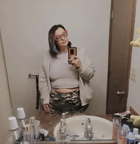 I'm just a chunky little whose trying to be okay with how they look. 🌻