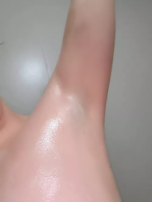 I'm Lainey primarily a foot fetish model... here's my first amateur attempt into the armpit fetish 🖤