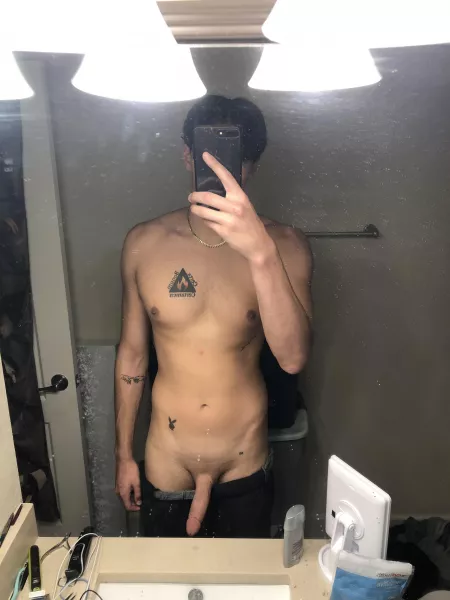 Im looking for someone who needs hot fuckbuddy. Let me know if i can fill that (hole) for you🤭