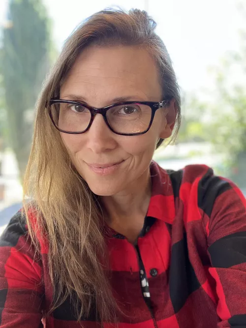 I'm loving this red and black flannel shirt. 🍁🍂😘