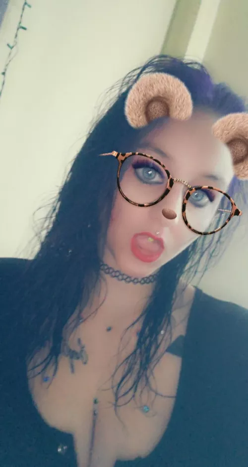 I'm not feeling well😭🤒 anybody awake to chat since I can't sleep? 😭