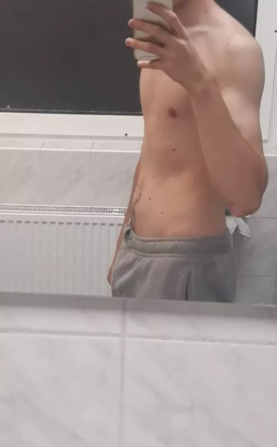 I'm not the best looking or the best at taking pic's 🤷 but any german cutiepie would like to be my little spoon? 👉👈