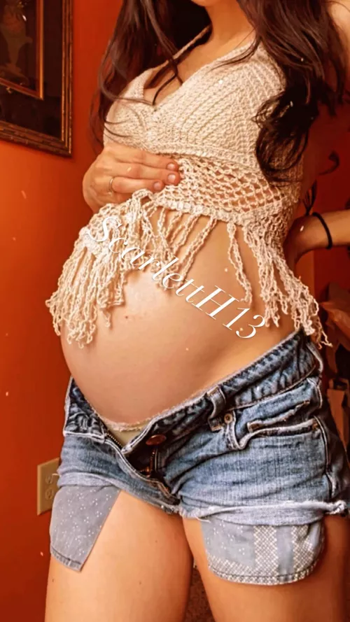 I’m only 5’3” so my belly looks super big 🥺 I’m only 5’3” so my belly looks super big 🥺