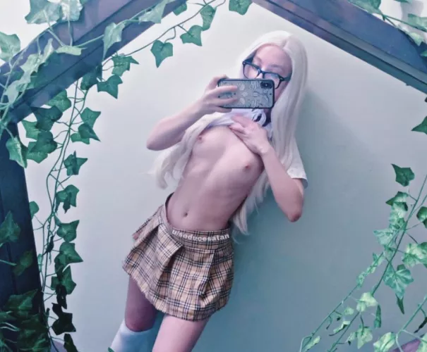 i’m only 5ft, smash or pass? 🤍 i’m only 5ft, smash or pass? 🤍