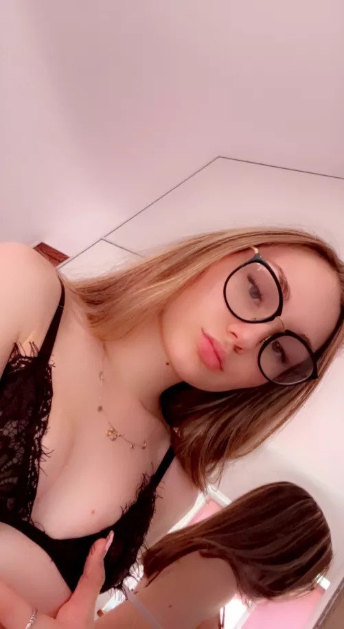 I'm pretty horny right now. I hope you too! Is there anyone who would like to chat? my snap: daisydaise88