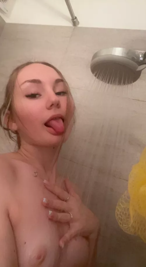 I'm pretty horny right now. I hope you too! Is there anyone who would like to chat? my snap: maddiegvf