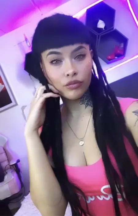 I’m so bored 🥺. I’m just waiting for you to come talk to me 💋💕