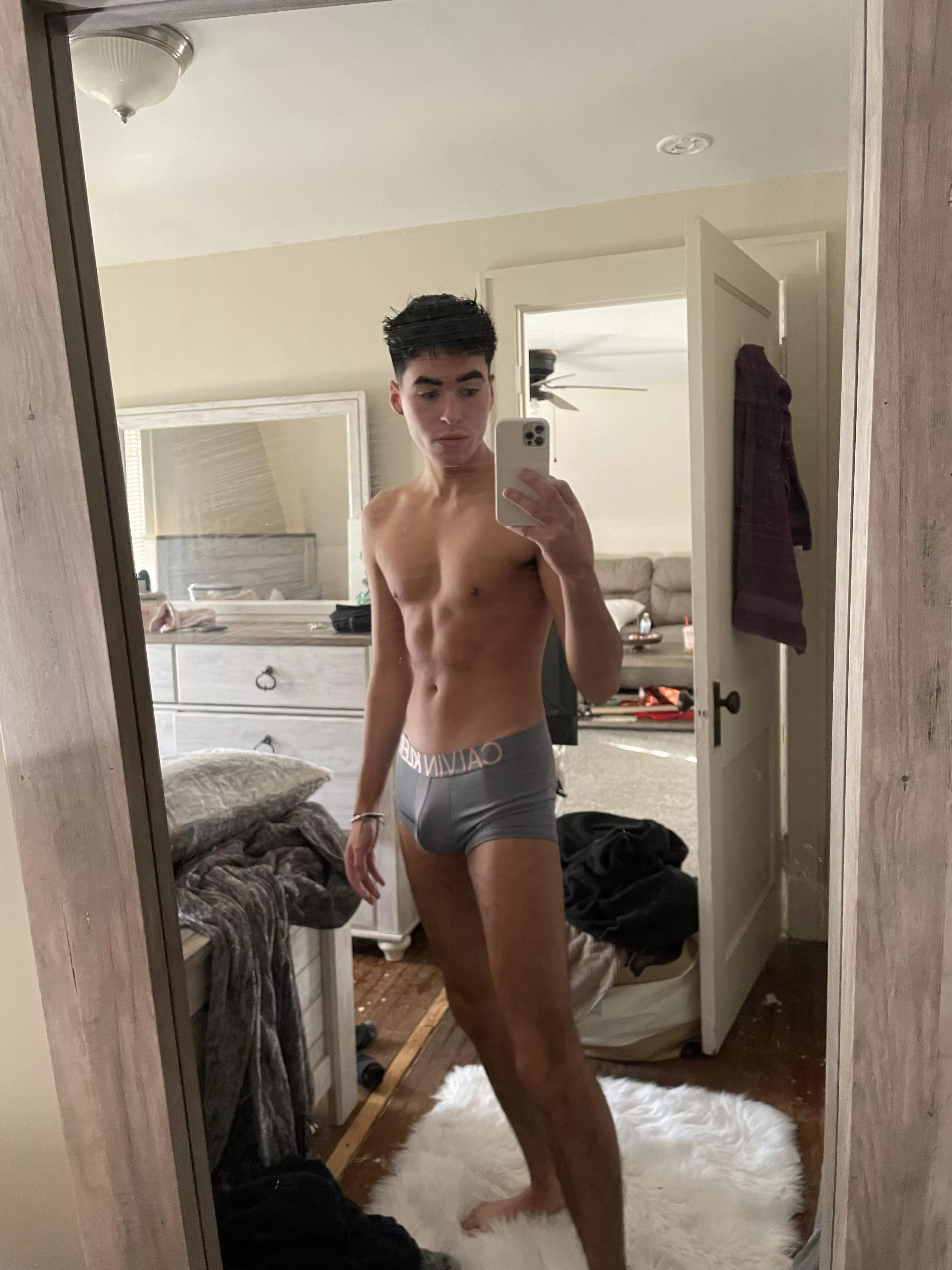 i’m so bored rn DM me😜