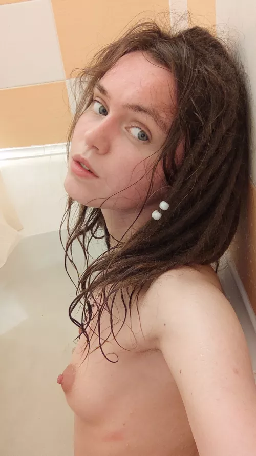 I'm so bored to wash alone I'm so bored to wash alone