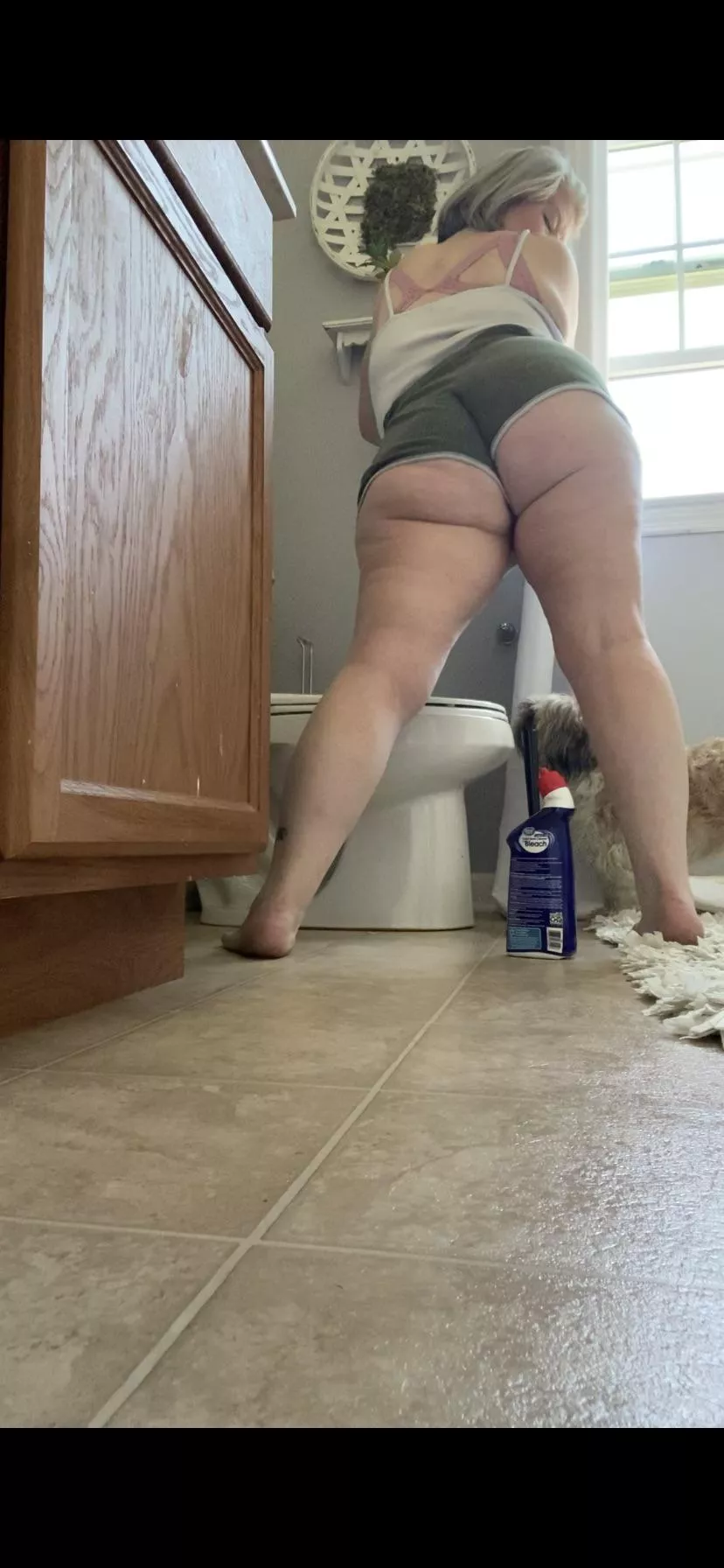 I’m so easily sidetracked- anyone wanna come over and help me clean OR hold my camera💋