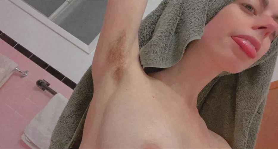 I’m so happy I finally love my body hair 💗