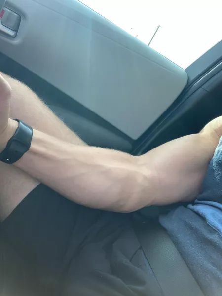 I[m] super turned on after the gym thanks to the girl doing deadlifts and showing me her kitty 💪🏼 let me grip your throat. Any takers?