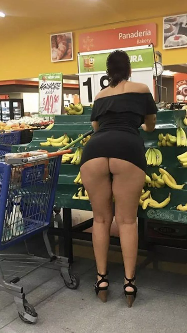 I’m sure there’s a joke in here about the bananas but... just enjoy what she’s showing us instead