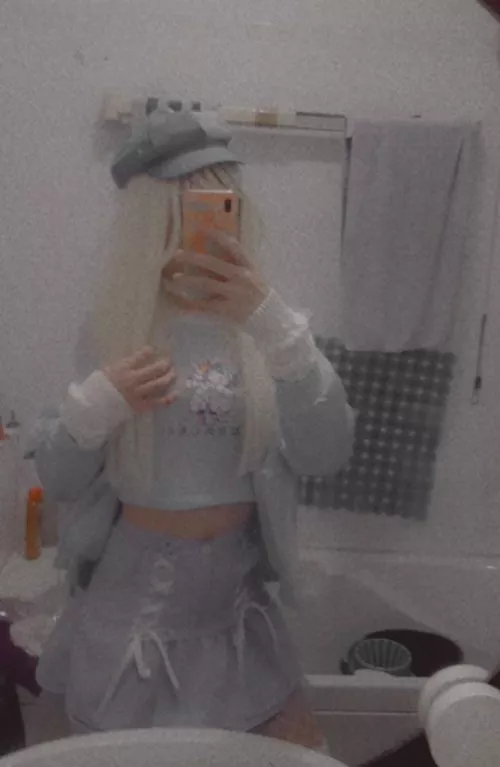 I'm tired of hiding in the bathroom to dress up like this qwq I'm tired of hiding in the bathroom to dress up like this qwq