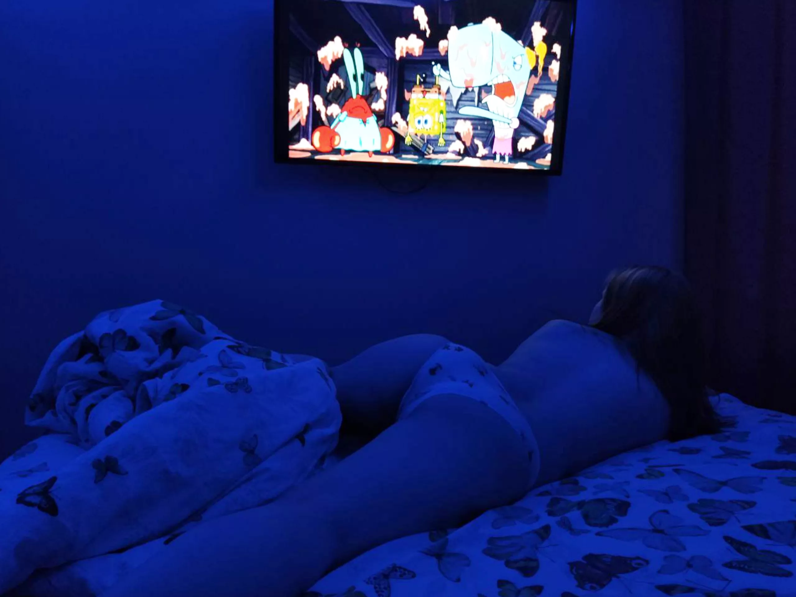 I'm watching SpongeBob, could you lie down next to me and lower my panties?) I'm watching SpongeBob, could you lie down next to me and lower my panties?)