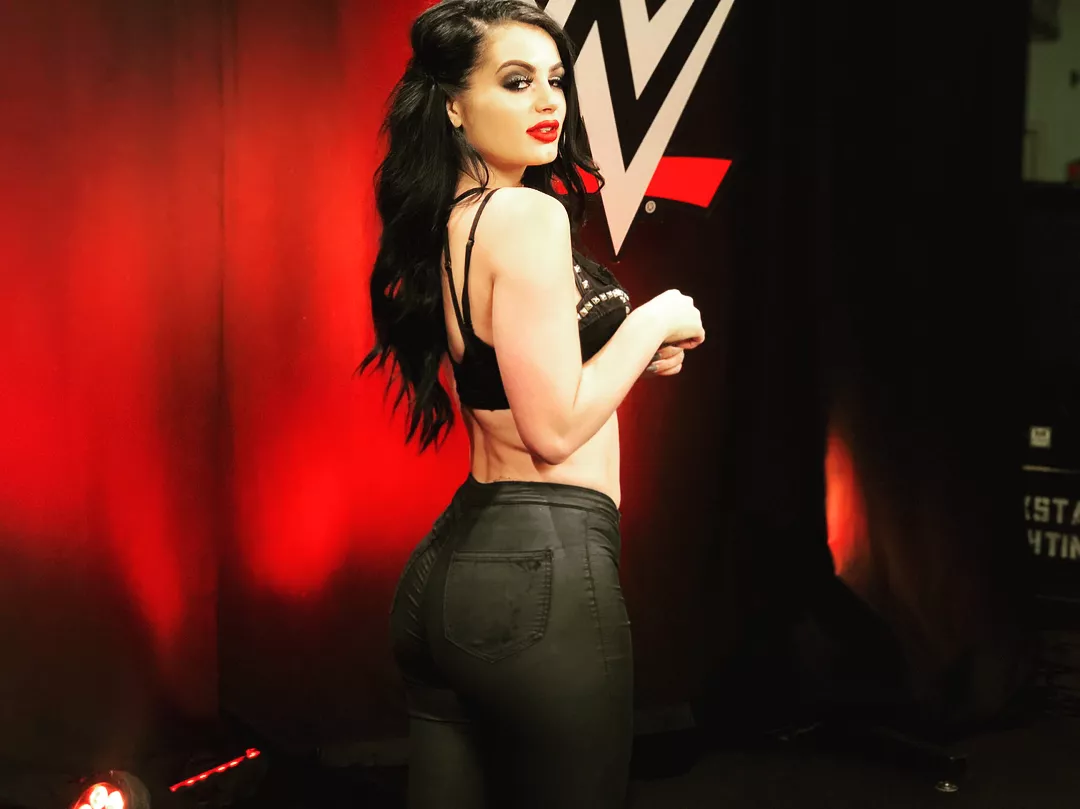 Imagine clapping Paige’s cheeks 😋