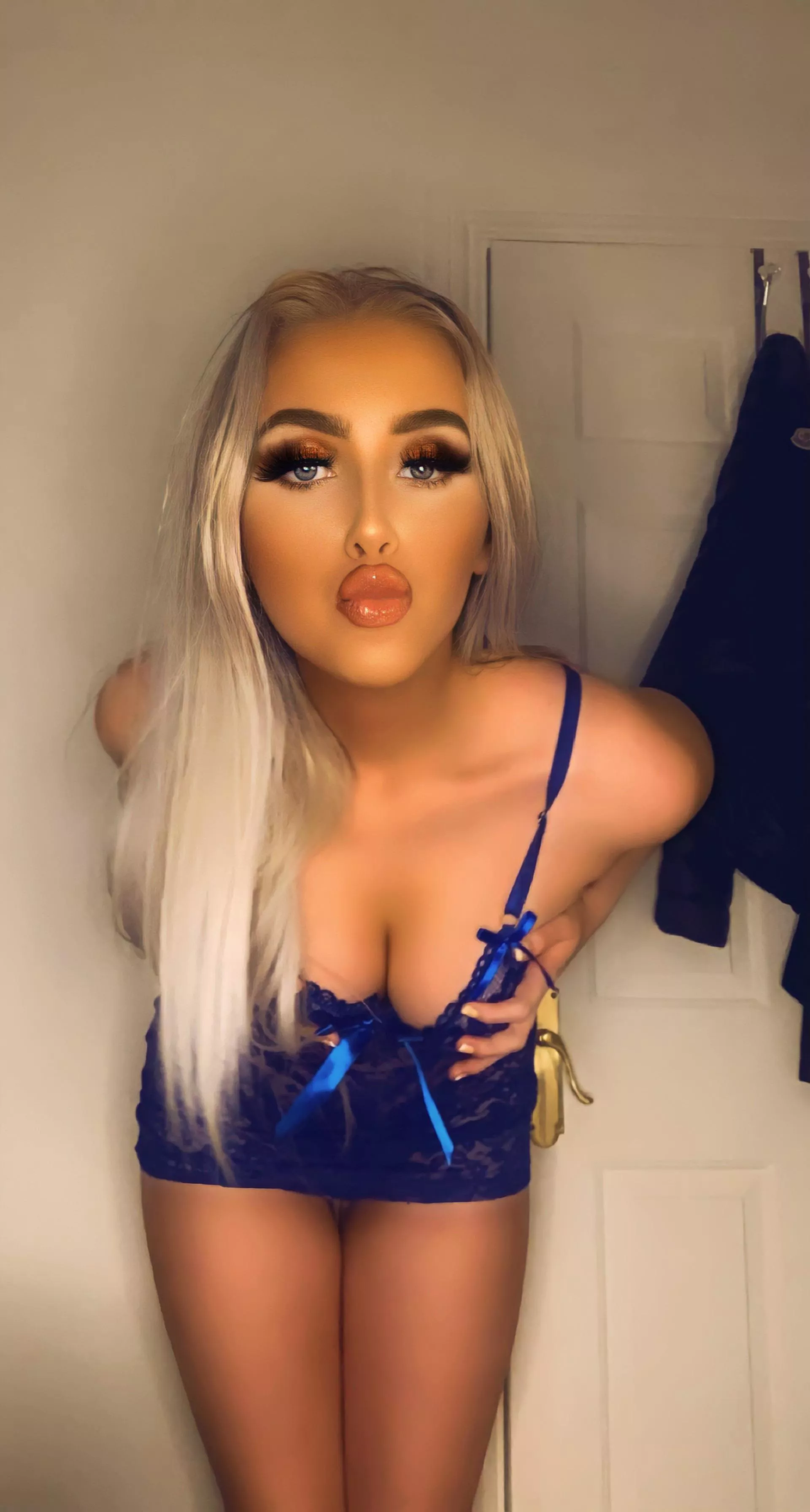 Imagine me bent over in your bedroom💦 Imagine me bent over in your bedroom💦